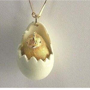 Vintage Charming Egg Pendant with Gold tone Chick.  Perfect for Easter.